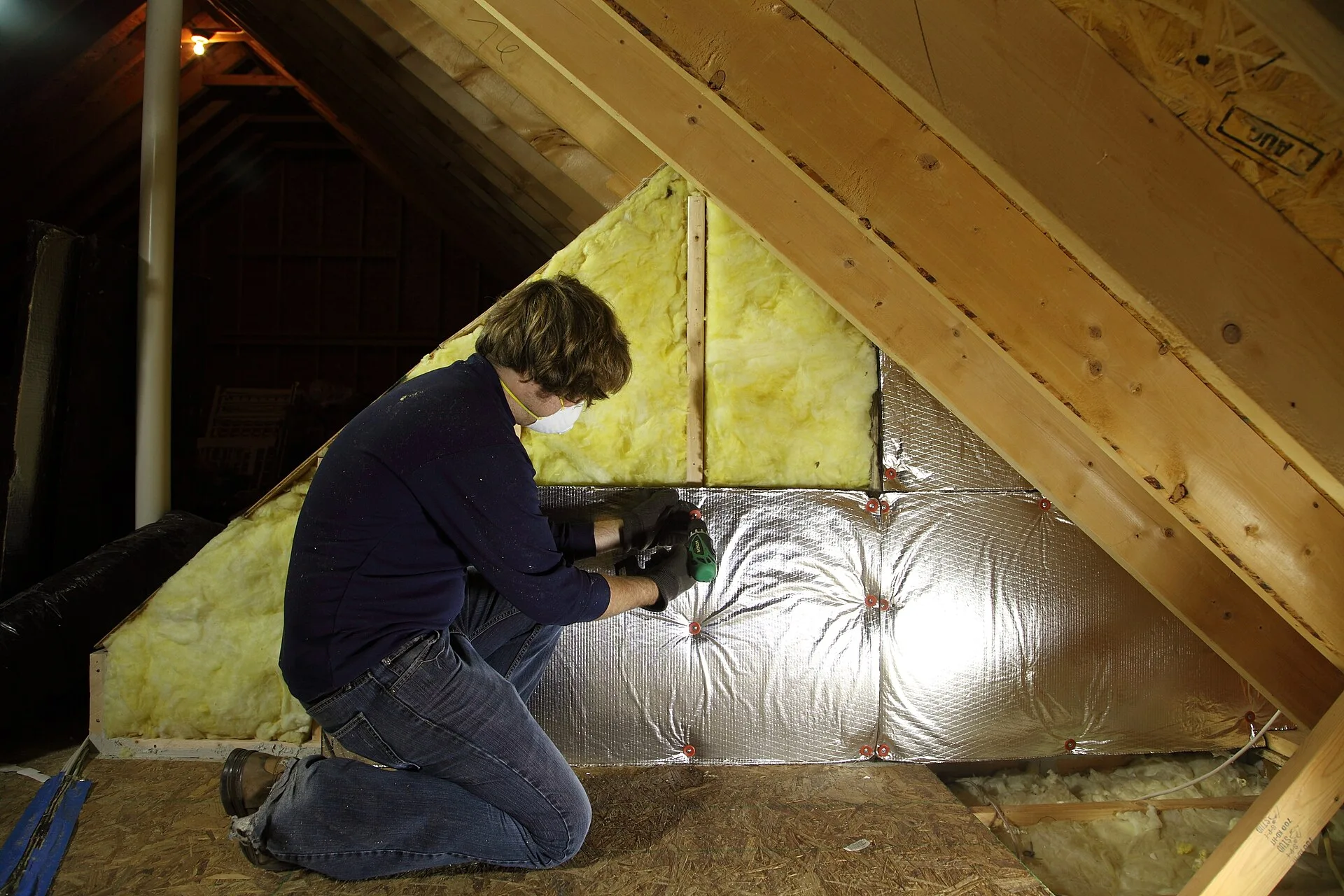 Installing installation in an attic. Natural insulation work inside a home: the stop-or-go survey checks