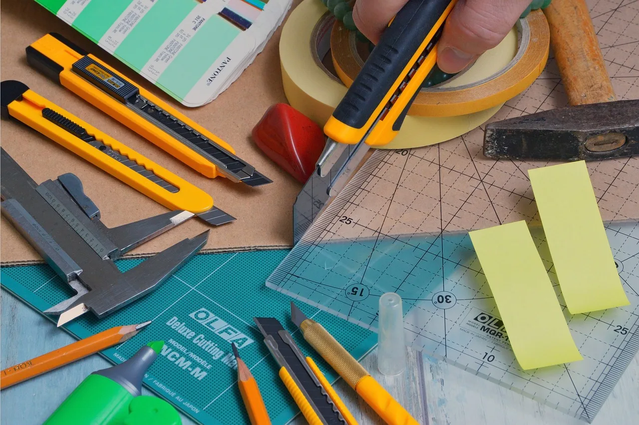 blades are engaged, hammer, subler, adhesive tape, self-adhesive, cutting mat, ruler, transparent, pencil, chores, woodwork, adhesive tape, cutting mat, cutting mat, chores, woodwork, woodwork, woodwork, woodwork, woodwork. Material selection mistakes: four false economies to avoid