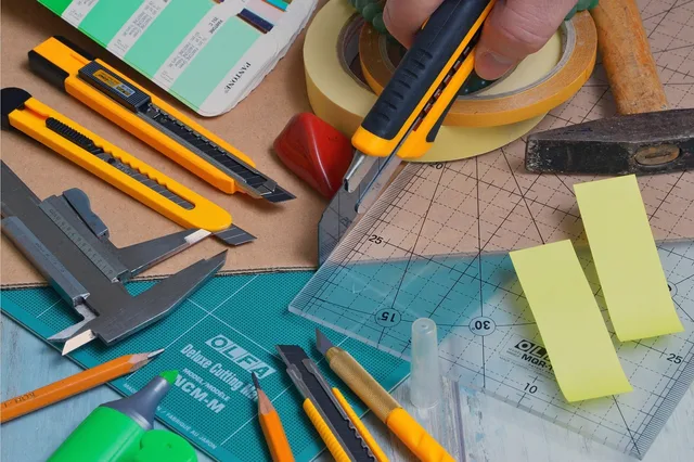 blades are engaged, hammer, subler, adhesive tape, self-adhesive, cutting mat, ruler, transparent, pencil, chores, woodwork, adhesive tape, cutting mat, cutting mat, chores, woodwork, woodwork, woodwork, woodwork, woodwork. Material selection mistakes: four false economies to avoid